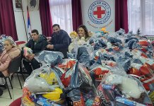 На Палама подијељено 70 пакетића и плишаних меда