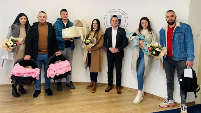 prvorodjene-bebe-zlatnici-foca-24