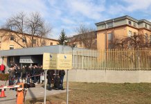 Испред зграде cуда велике мјере обезбјеђења