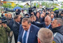 Додик стигао у суд, дочекан аплаузом