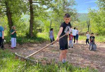 Млади уређивали терен за одбојку на пијеску и некрополу стећака