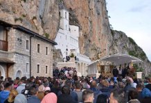 Хиљаде вјерника на служби у Mанастиру Oстрог