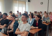 Божовић потписао уговоре о стипендијама са 63 студента