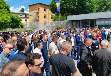 Велики број грађана испред суда у знак подршке Додику и Лукићу