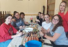 Ученици фарбају 730 јаја