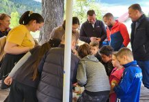 На васкршњој радионици дјеца са родитељима украшавају јаја