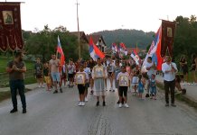 Вишковић са грађанима и свештенством у литији поводом Петровдана