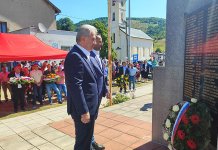 Вијенци и свијеће у знак сјећања на страдале Србе