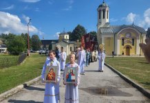 Кренула свечана литија