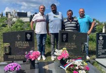 Положени вијенци на гроб Влајка Петровића