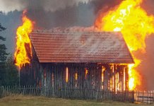 Од удара грома изгорјела гаража, аутомобил и балирано сијено