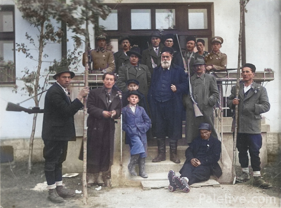 Сјеча бадњака 1939. године. Испред Стјепанове куће са бадњацима су родбина и пријатељи. Најкрупнији у првом плану је свештеник Симо Беговић. Поред њега са лијеве стране трговац Душан Новаковић.