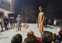 Бећковић и Кустурица открили споменик Гаврилу Принципу