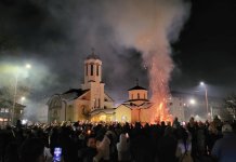 Након богослужења наложени бадњаци