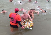 Давор Бујак први допливао до Часног крста у Војковићима