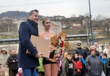 Петнаестогодишња Лидија Топаловић прва допливала до Часног крста међу 43 пливача