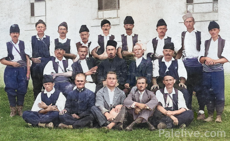 Исправак: Не ради се о фотографији на којој се мислило да је Растислав Стајић са угледним Мокранима, већ је ријеч о свештенику Војиславу Мијатовићу и угледним Какањцима. Фотографија је настала испред цркве у Какњу 1931. године. Погледати више на страници Српска православна црква Какањ.