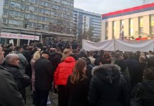 Почео велики митинг подршке институцијама