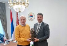 Катић поклонио Кулићу скулптуру Споменика породици