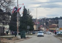 Улице Пала окићене српским тробојкама