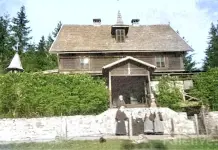 Маријин дом на Палама: Свједочанство о доброти и жртви Часне сестре испред Маријиног дома тридесетих година. Лијево се види капелица. Фотографисано са пута Пале - Сарајево.