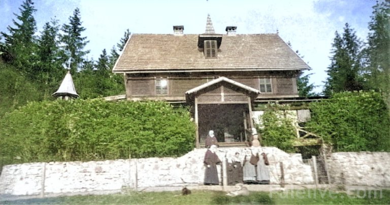 Часне сестре испред Маријиног дома тридесетих година. Лијево се види капелица. Фотографисано са пута Пале - Сарајево.