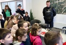Поводом Дана полиције Републике Српске основцима представљена полицијска опрема