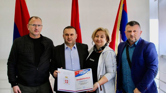 predstavnici udruzenja treca sarajevska brigada urucili zahvalnicu ljubisi cosicu