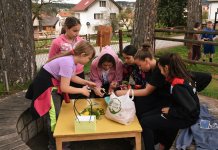 Најмлађи на креативној радионици шарали јаја