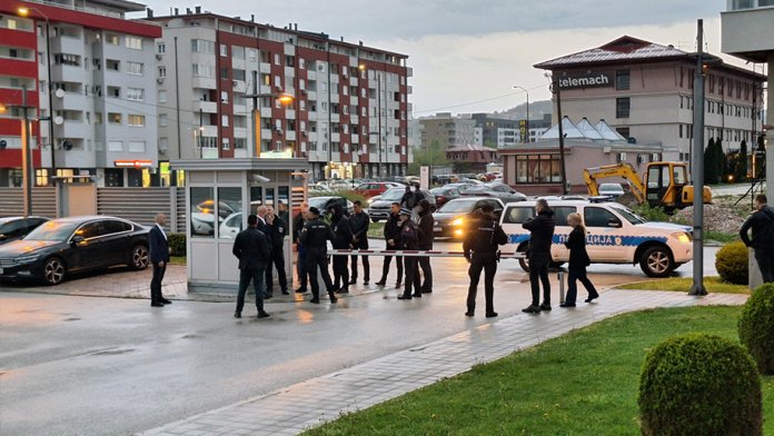 sipa ispred zgrade vlade u istocnom sarajevu