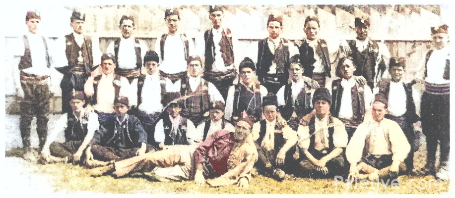 Паљанска соколска чета – вјежбача, у љето 1932. године. Стоје (с лијева на десно) трећи Микаило Благојевић, шести Миливоје Савић и на крају Раде Савић.