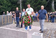 Служен помен код споменика у Касиндолу за 99 погинулих бораца