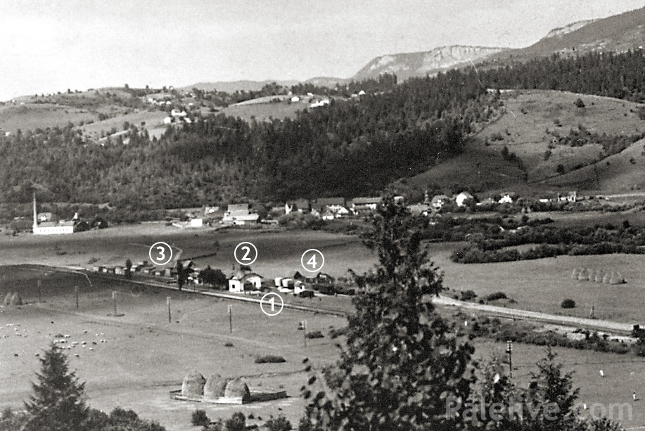 Фотографија настала 12 година након Првог свјетског рата. 1) Пруга 2) Жељезничка станица Коран 3) Лагер гдје се утоварала дрвена грађа из пилане на вагоне 4) Дрвене бараке и пратећи објекти у чијој близини су вјероватно стрељане и покопане жртве