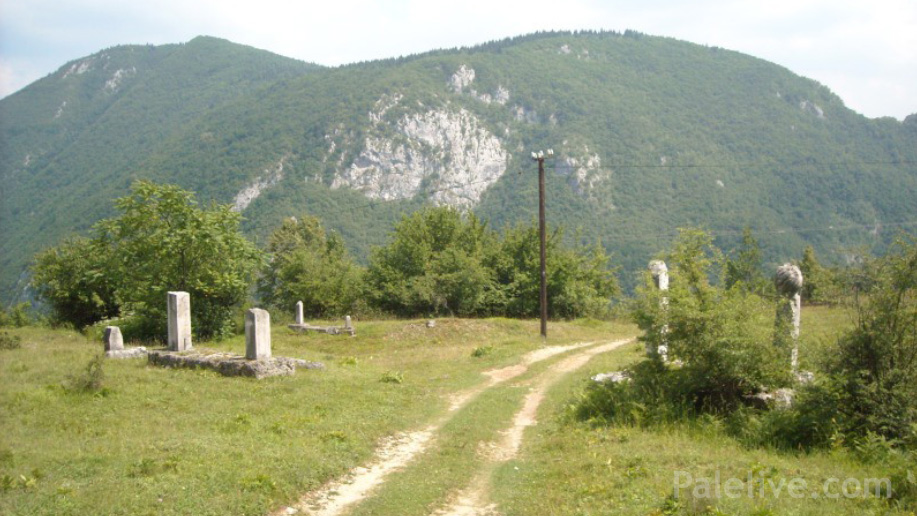 Шехидско гробље на Булозима. Вјерује се да је ту покопан дио војника изгинулих у борбама.