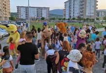 Малишани се забављали са маскотама