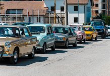 Смотра четрдесетак олдтајмера привукла велику пажњу посјетилаца