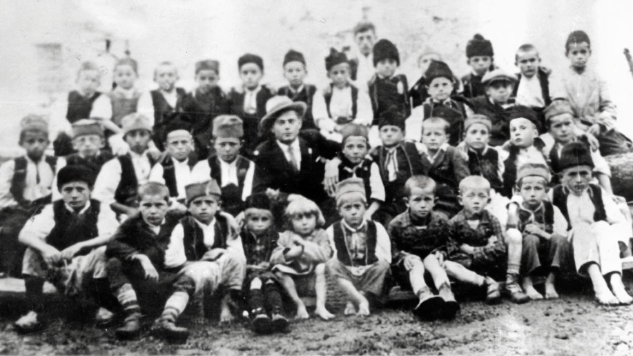 Вилотије Кочовић са ученицима другог разреда 1929. године