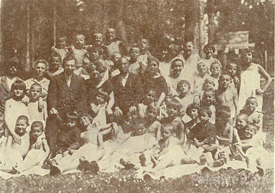 На фотографији испред опоравилишта са дјецом сједе доктор Живановић, управник дома Радојка Савић и у средини Александар Коваленко