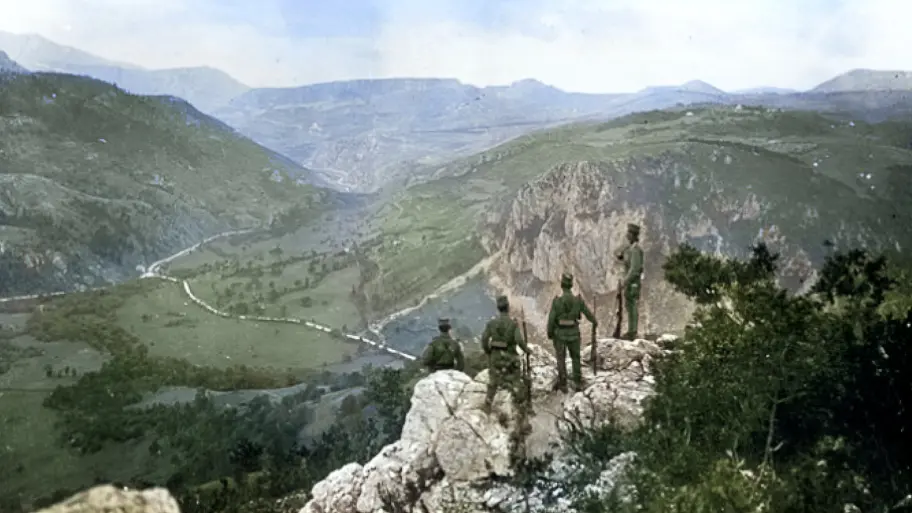 Српски војници изнад Соколине и Дервенте.