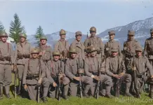 Године окупације: Домобрани на Палама 1941–1943 Група домобрана Пале–Баре 1942. Већина је са кацигама. На кацигама из Краљевине Југославије виде се орлови. Наоружани су пушкама „Маузер“ и ручним бомбама.