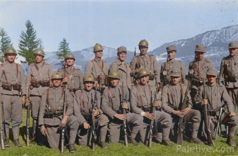 Група домобрана Пале–Баре 1942. Већина је са кацигама. На кацигама из Краљевине Југославије виде се орлови. Наоружани су пушкама „Маузер“ и ручним бомбама.