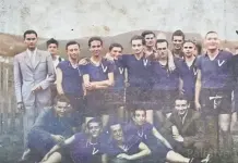 Учитељи који су покренули „Вихор“: Тајна оснивања првог фудбалског клуба на Палама Фотографија ФК Вихор из 1934. године. Са лијеве стране стоји Илија Микличанин, са десне врло вјероватно Илија Грбић.