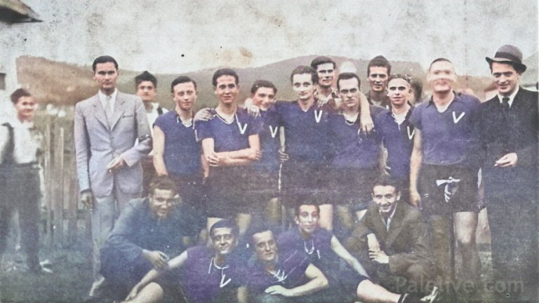 Фотографија ФК Вихор из 1934. године. Са лијеве стране стоји Илија Микличанин, са десне врло вјероватно Илија Грбић.