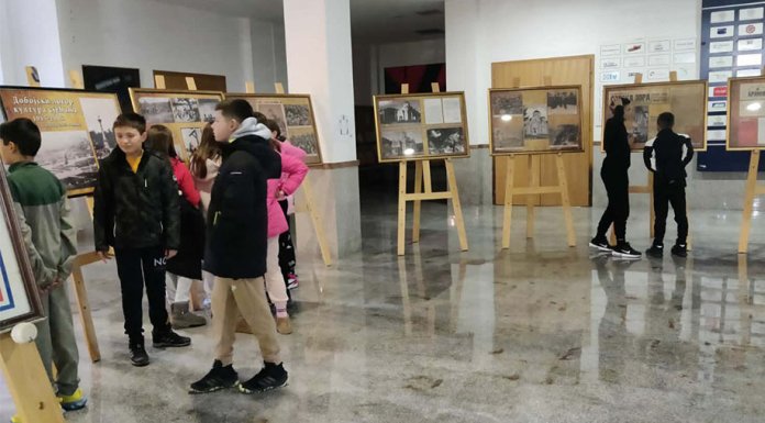 Изложба о Добојском логору у холу Економског факултета на Палама