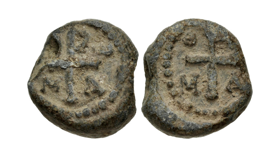 Сличан, византијски (ромејски) оловни печат – була (μολυβδόβουλλον), који се датира у VI–VII вијека, дакле у рановизантијски период, вријеме након Јустинијана и прије иконоборачке кризе.