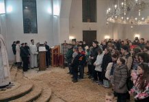 Служена литургија и наложени бадњаци