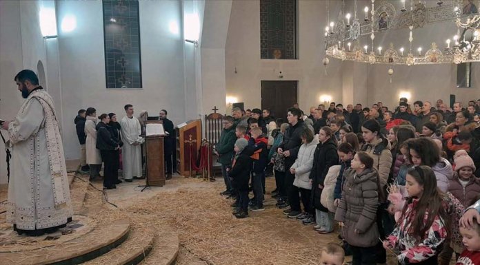 Служена литургија и наложени бадњаци