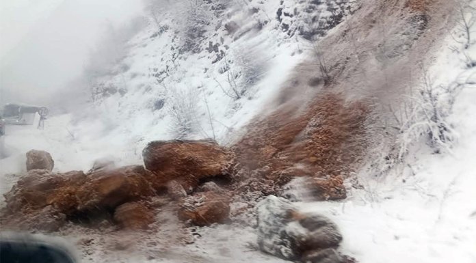 Стијена се обрушила на пут Пале-Сарајево