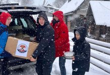 Чланови Православног хуманитарног удружења „Свети Сава“ подијелили 110 божићних пакета