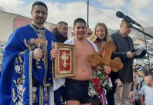 Тринаестогодишњак први допливао до Часног крста на Ћехотини